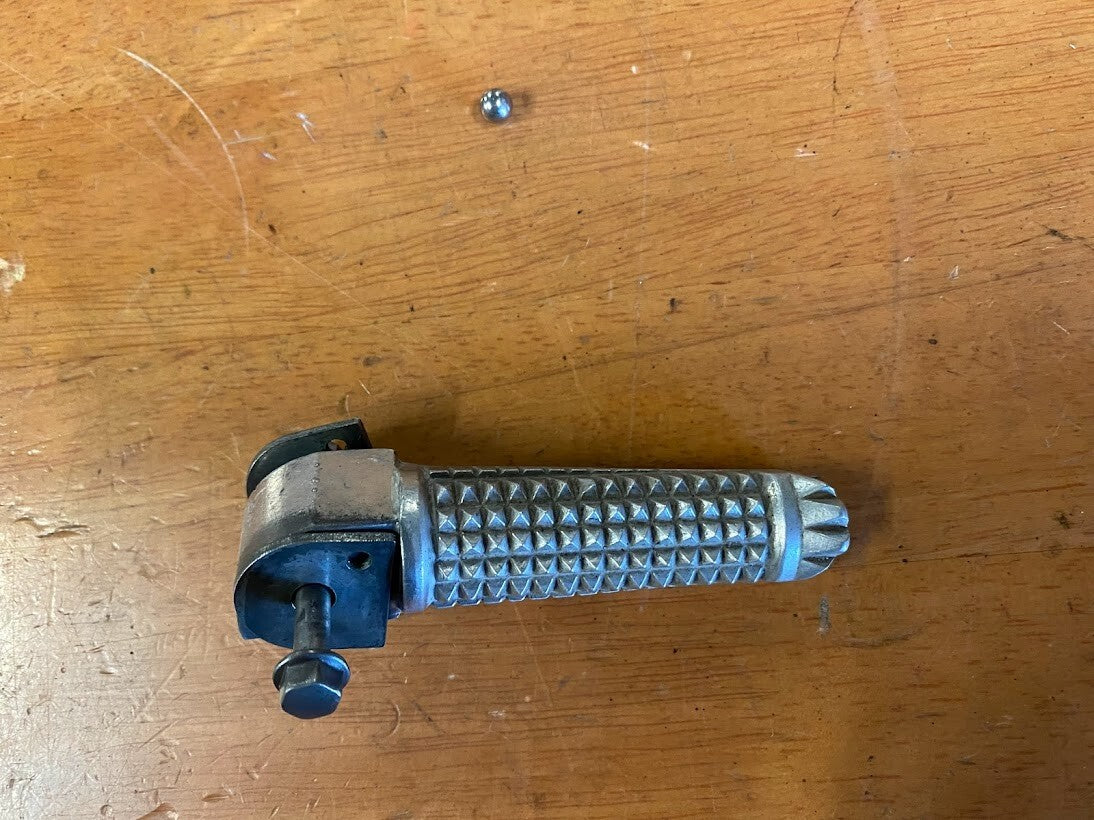 LH Pillion Peg Assembly Yamaha FZS 600 1998