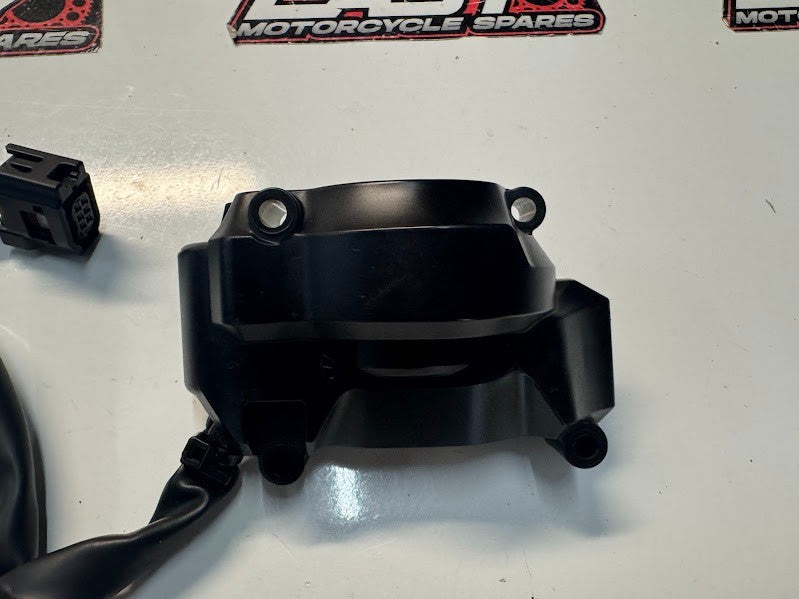 Yamaha YZF R1 2020-2025 RH Half Switch Block Throttle OEM Genuine B3L-8291R-03