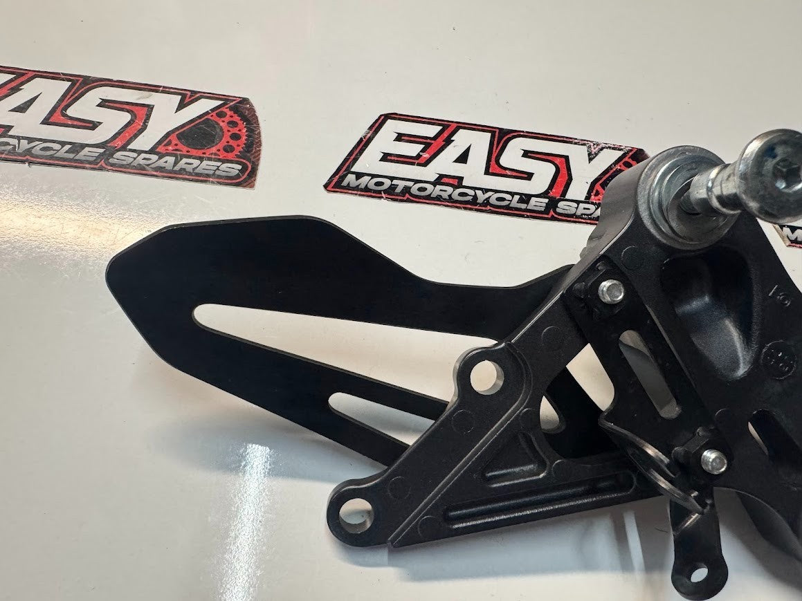 Yamaha YZF R7 2022-2025 RH Foot Peg Bracket Rear Set OEM Genuine BEB-27443-00