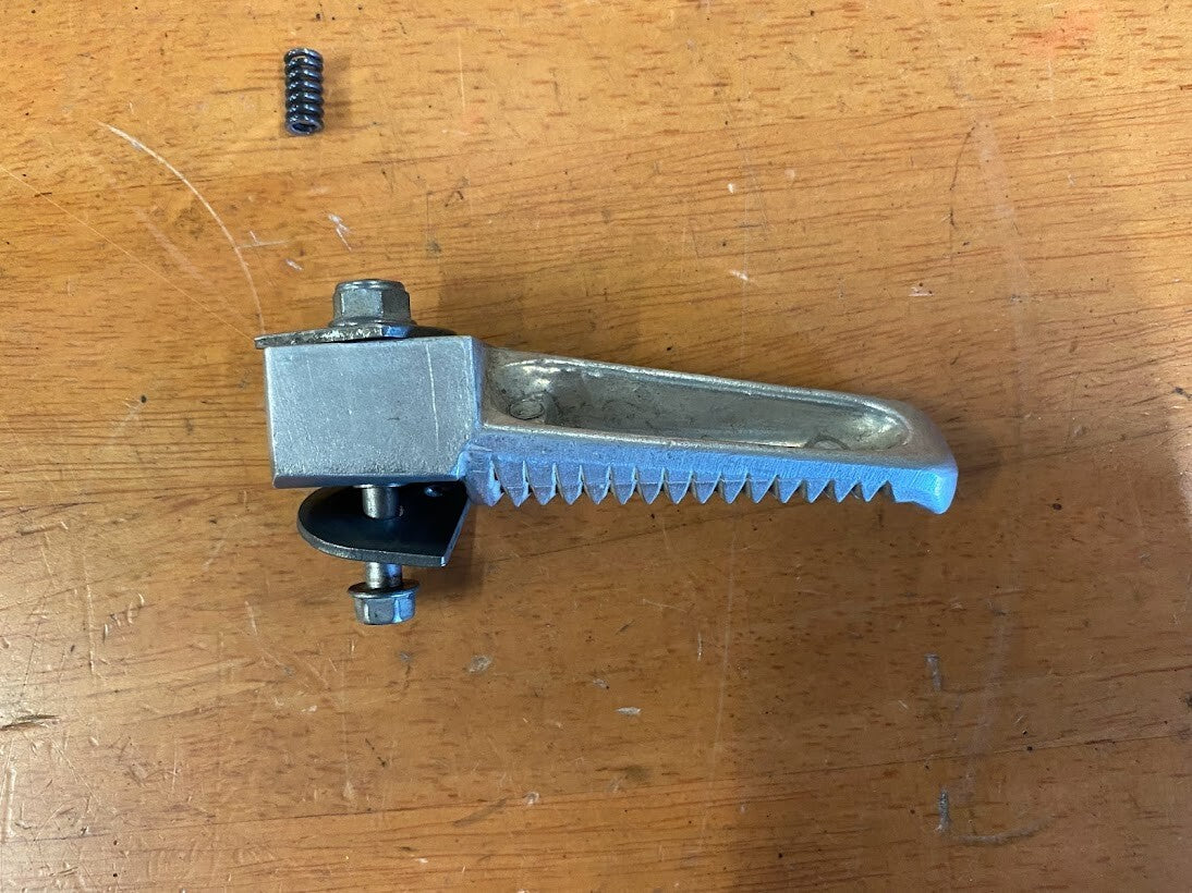 RH Pillion Peg Assembly Yamaha FZS 600 1998