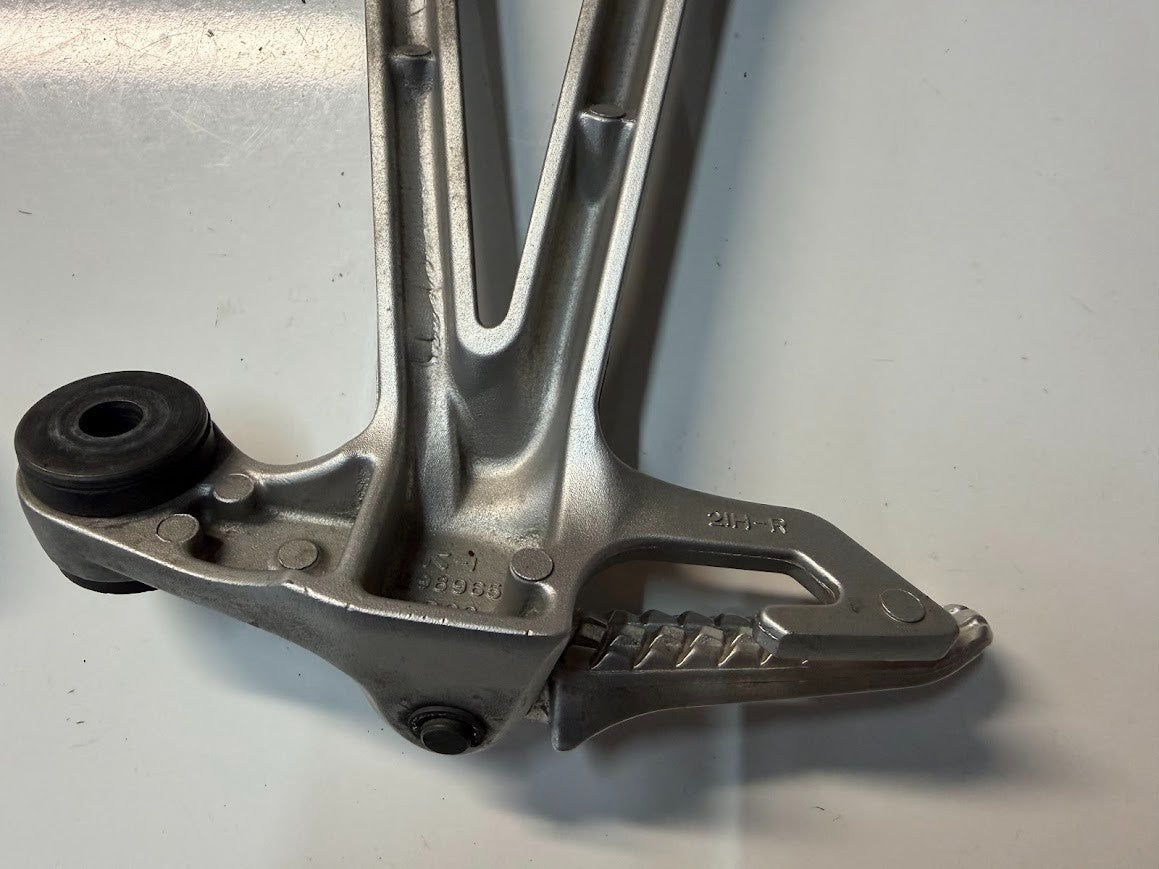 LH RH Pillion Pegs & Brackets Suzuki GSXR 1000 2007-2008 OEM 43700-21H00