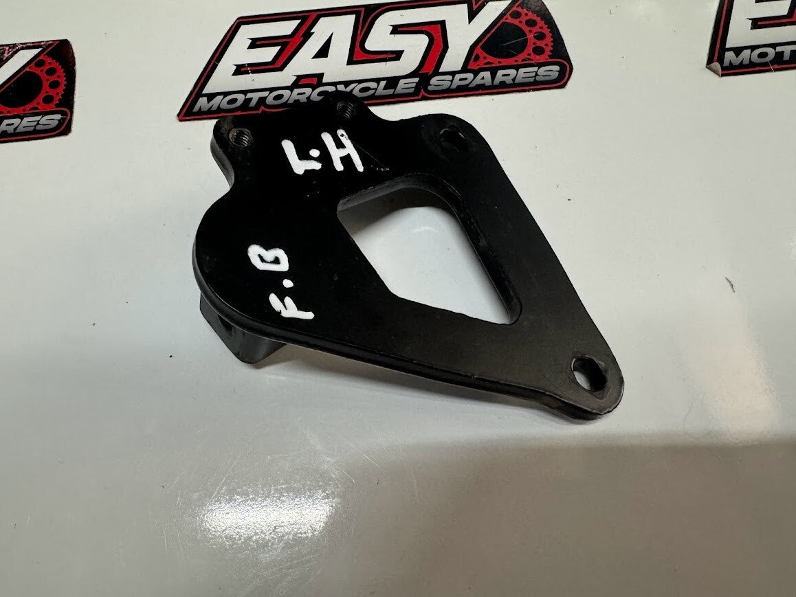 LH Foot Peg Bracket Suzuki GS 500 04-06 2006 43520-01D00-YCH