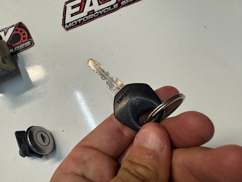 Suzuki VL 1500 Intruder 2001-2003 Ignition Lockset Key OEM Genuine 37000-26841