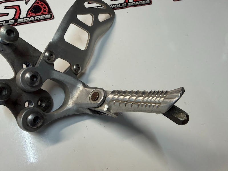 LH Rear Set Peg Bracket Assy Suzuki GSXR 1000 2009-2014 OEM 43521-47H10