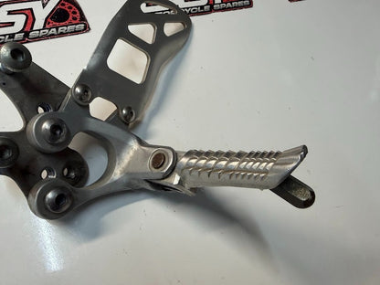 LH Rear Set Peg Bracket Assy Suzuki GSXR 1000 2009-2014 OEM 43521-47H10