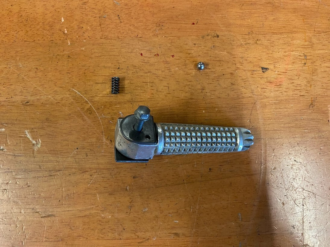 RH Pillion Peg Assembly Yamaha FZS 600 1998