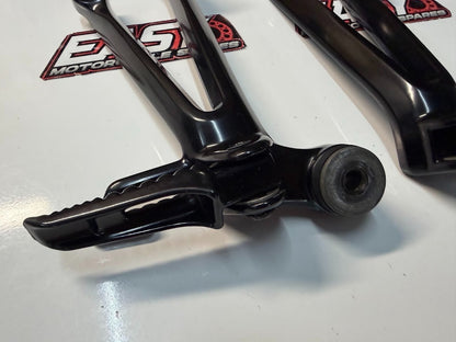 Pillion Peg & Bracket Pair Assembly Suzuki GSXR 1000 2005-2006 OEM 43700-41G00