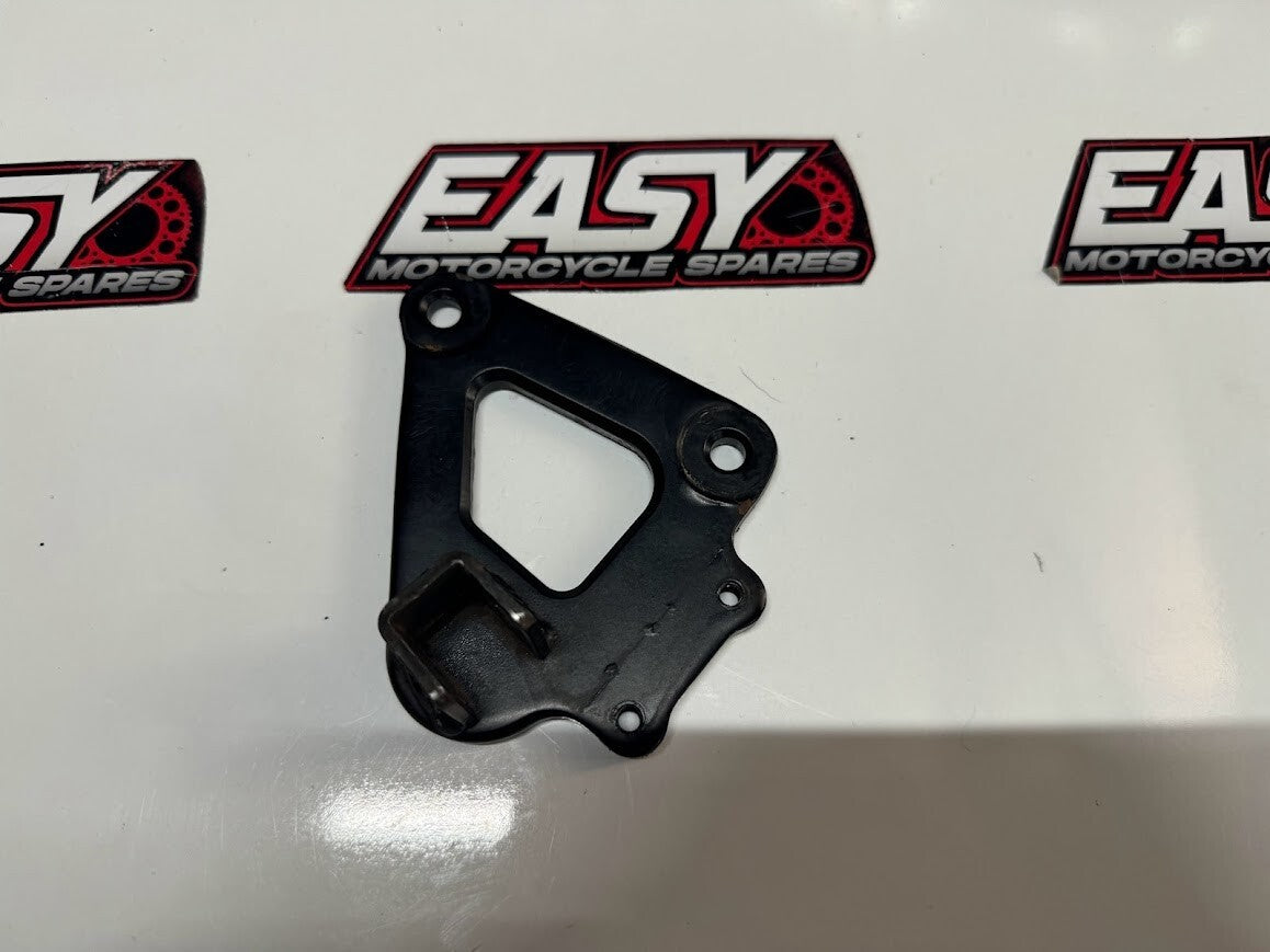 LH Foot Peg Bracket Suzuki GS 500 04-06 2006 43520-01D00-YCH