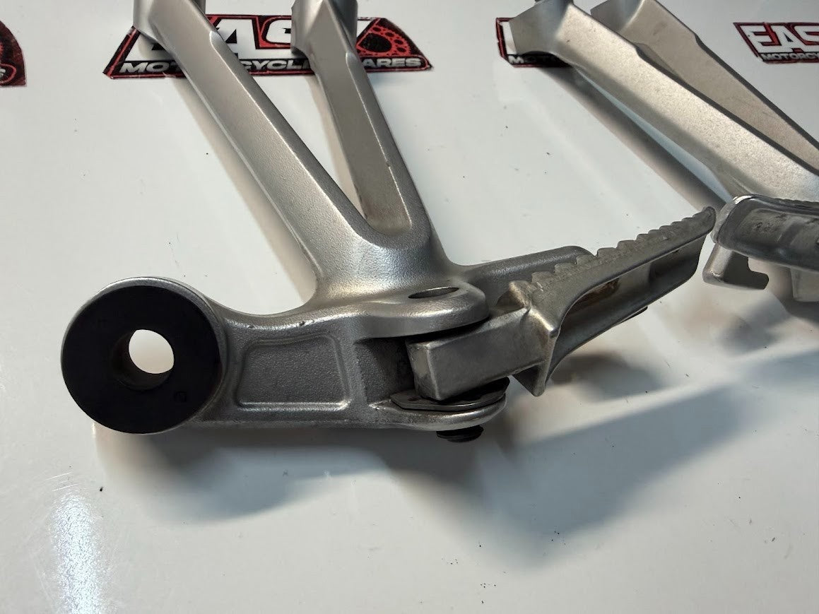 LH RH Pillion Pegs & Brackets Suzuki GSXR 1000 2007-2008 OEM 43700-21H00