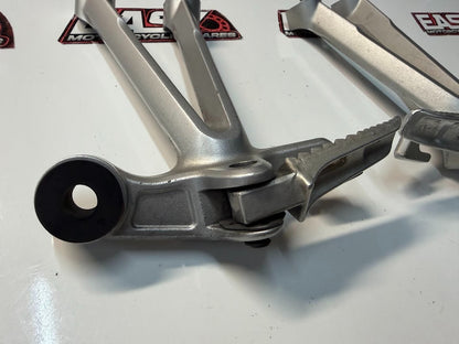 LH RH Pillion Pegs & Brackets Suzuki GSXR 1000 2007-2008 OEM 43700-21H00