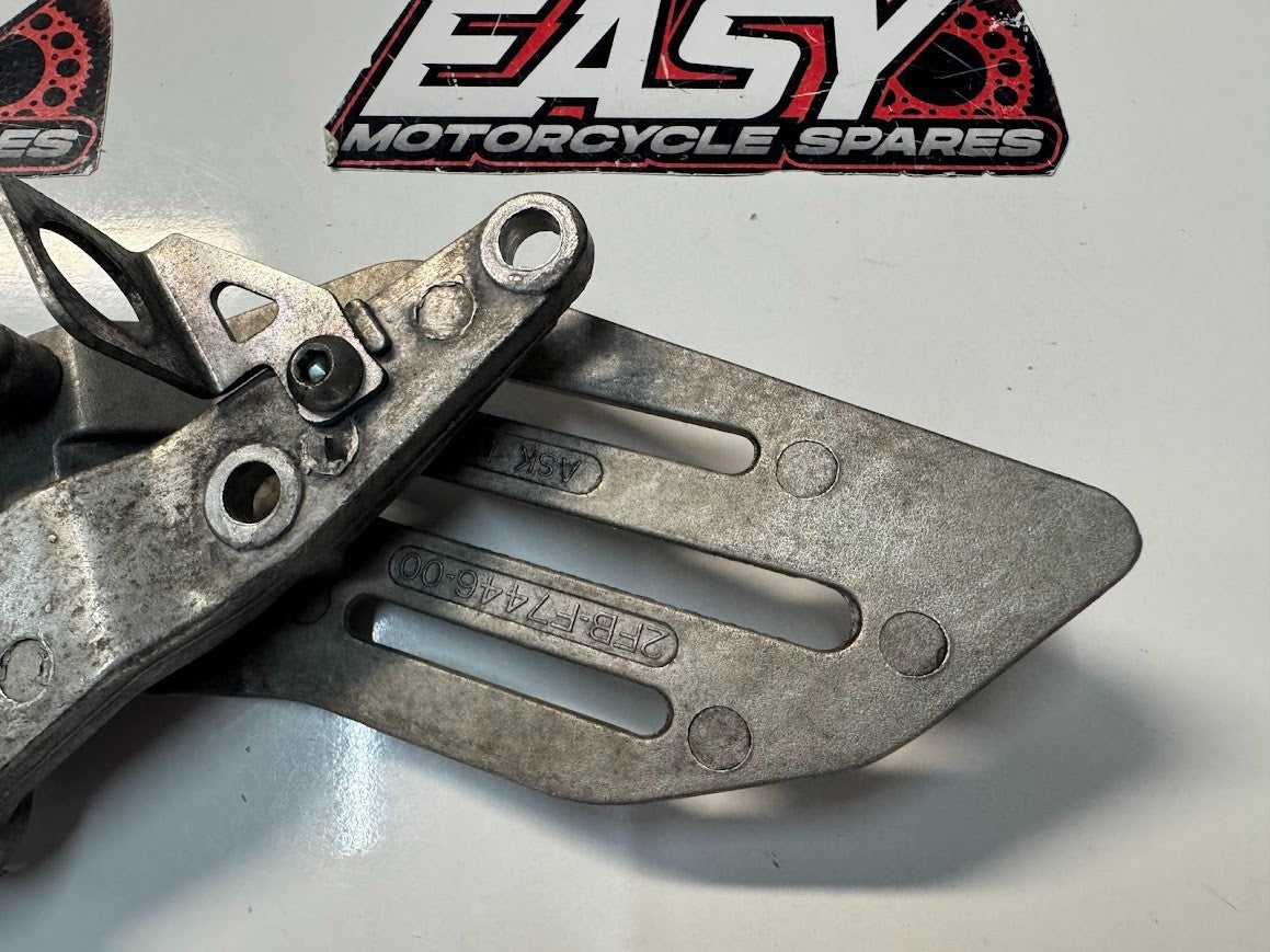 Yamaha YZF R15 2011-2018 OEM Genuine RH Foot Peg Bracket 20P-F7443-00