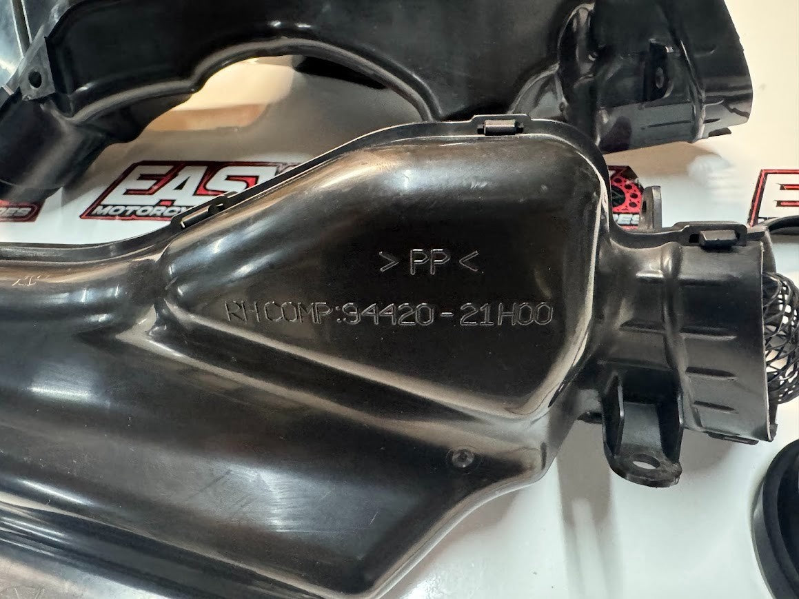 Suzuki GSXR 1000 2007-2008 Air Intake Duct Pair OEM Genuine 94420-21H00