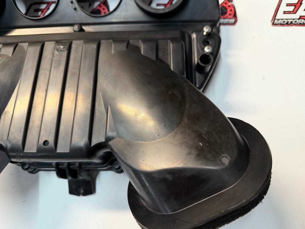 Airbox Cleaner Case Lower Suzuki GSXR 1000 2007-2008 OEM 13700-21H00 #3
