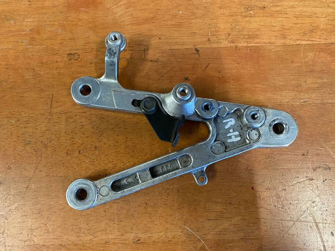 RH Foot Peg Bracket Yamaha R1 00-01 2000 5JJ-27443-00-00