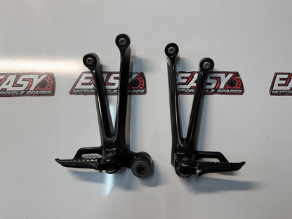 Pillion Peg & Bracket Pair Assembly Suzuki GSXR 1000 2005-2006 OEM 43700-41G00