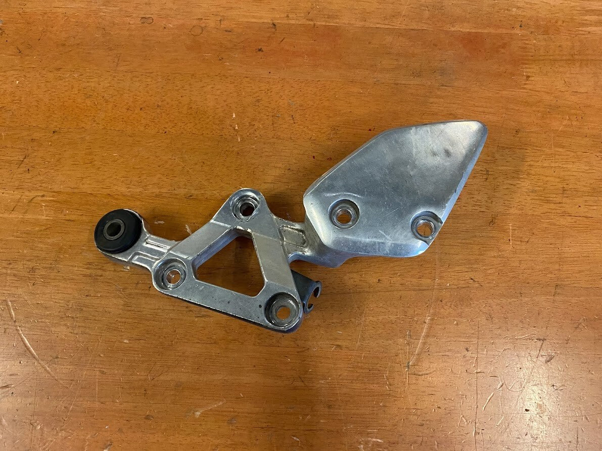 RH Riders Peg Bracket Yamaha FZS 600 1998