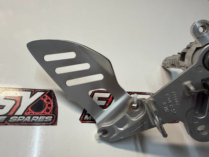 RH Footrest Peg Rear Set Suzuki GSXR 1000 2007-2008 OEM 43511-21H00