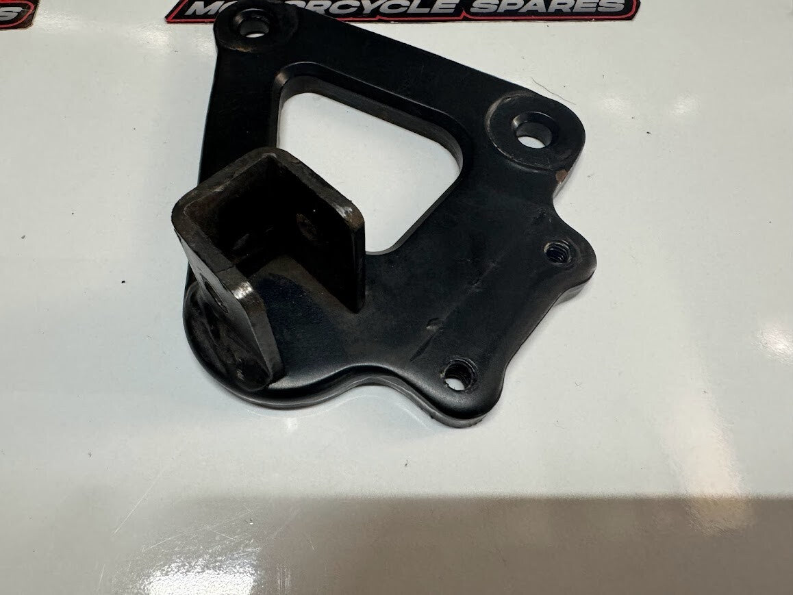 LH Foot Peg Bracket Suzuki GS 500 04-06 2006 43520-01D00-YCH