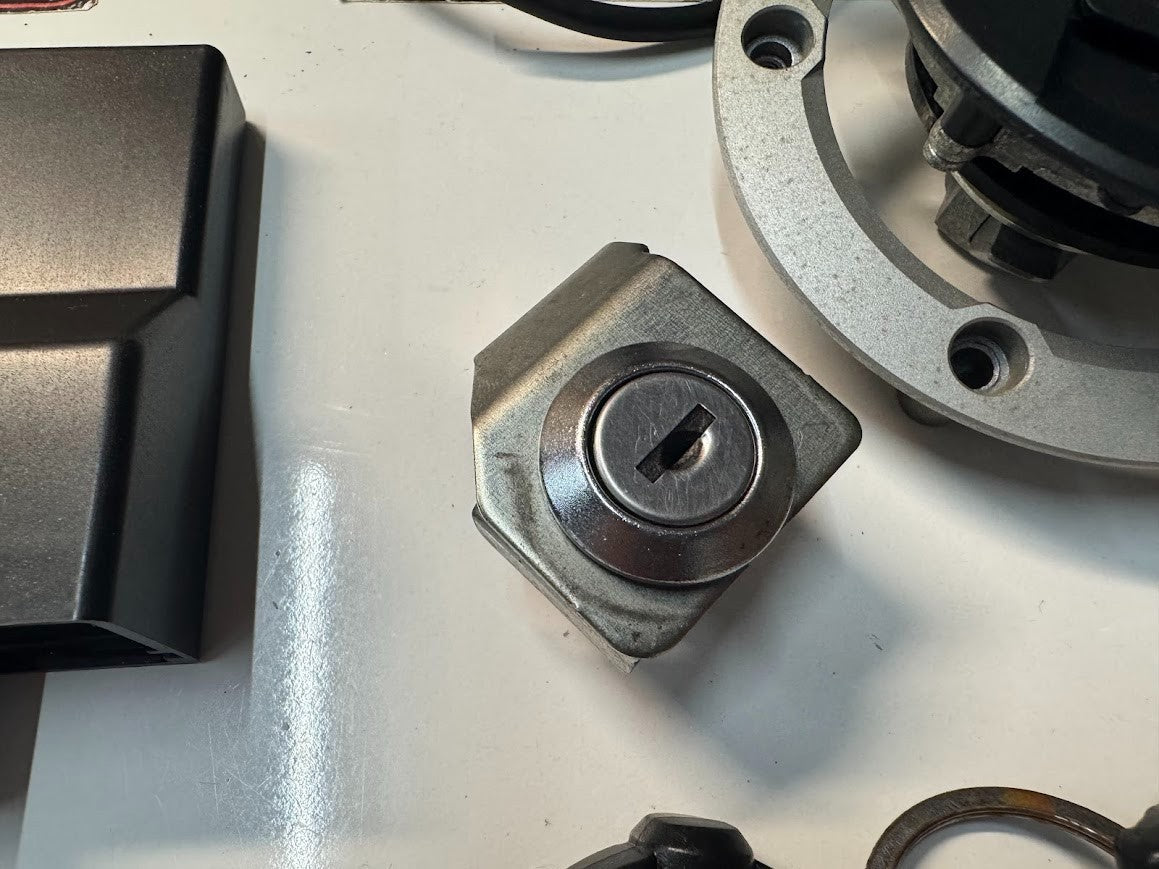 Suzuki GSXR 1000 2012-2016 ECU Ignition Lockset x2 Keys OEM Genuine 37000-17847