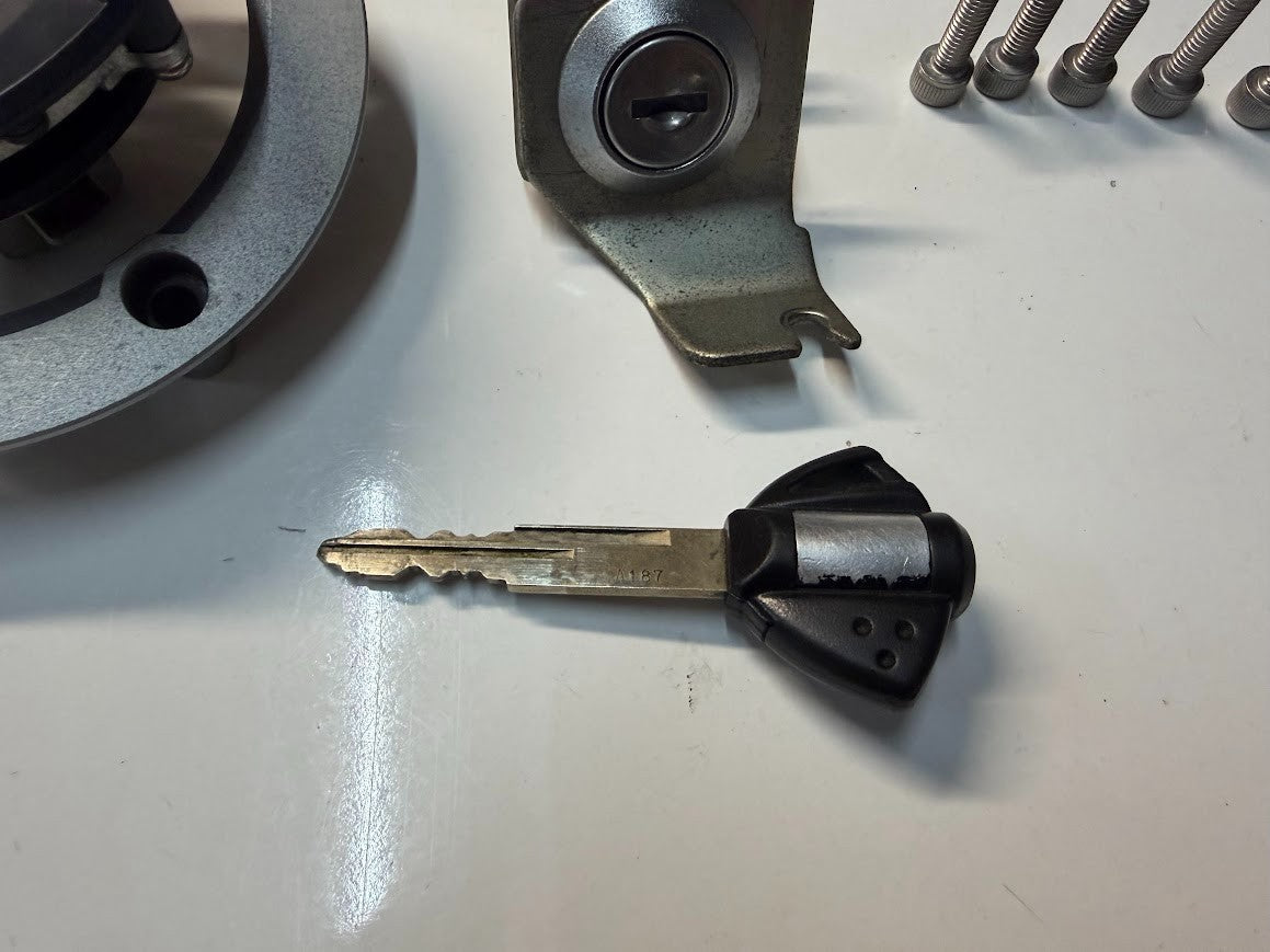 Tank Lock, Seat Lock & Key Suzuki GSXR 1000 2007-2008 OEM 44200-16852