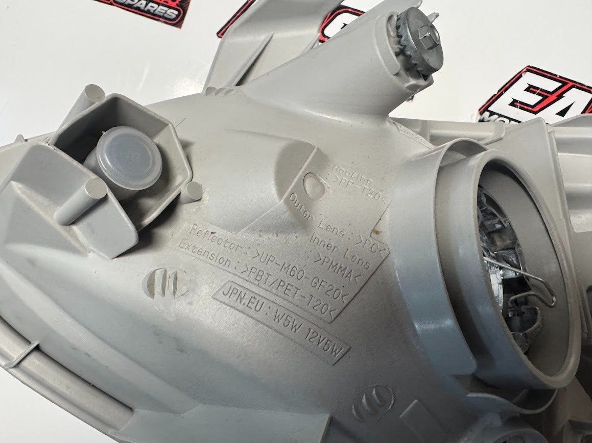 RH Headlamp Unit Assy 81130-52310 Toyota Echo 4 door sedan 8/02-9/05 NEW