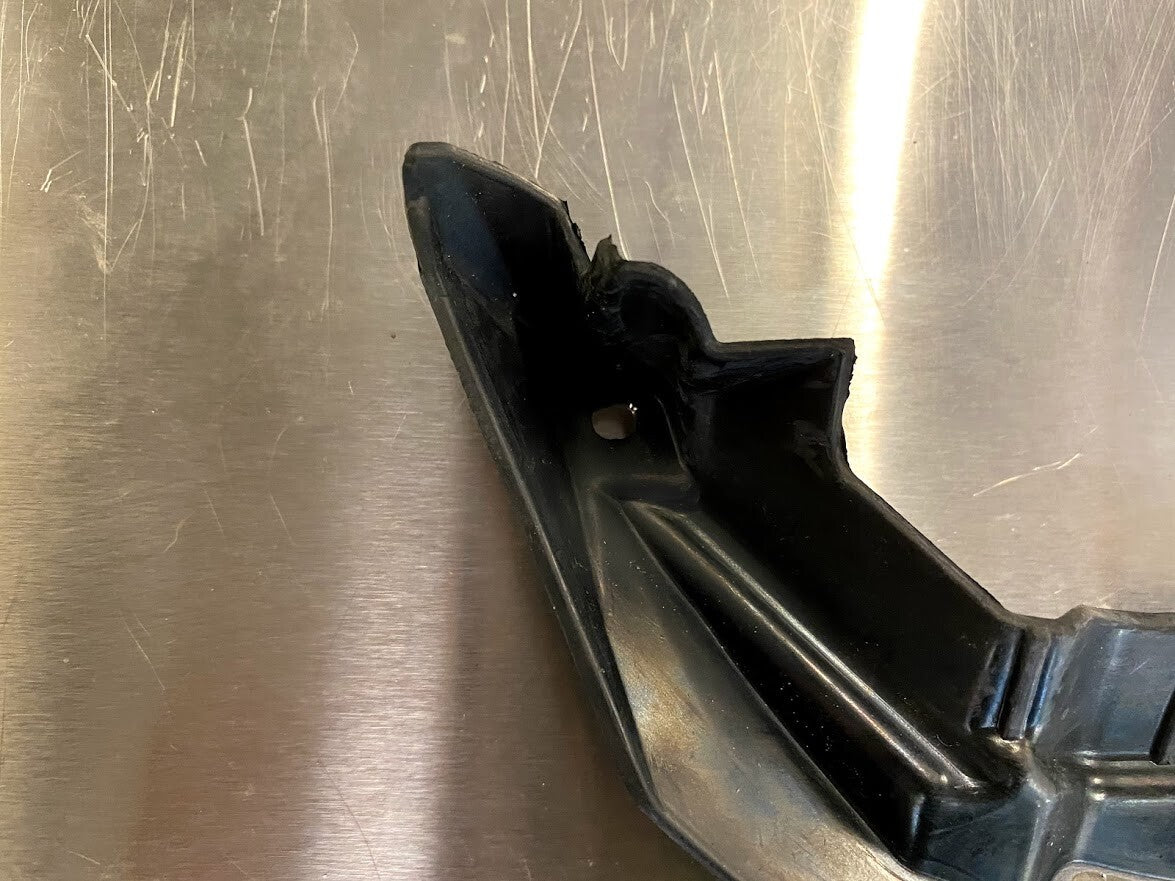 Front Rubber Under Cluster Yamaha MT-03 2019