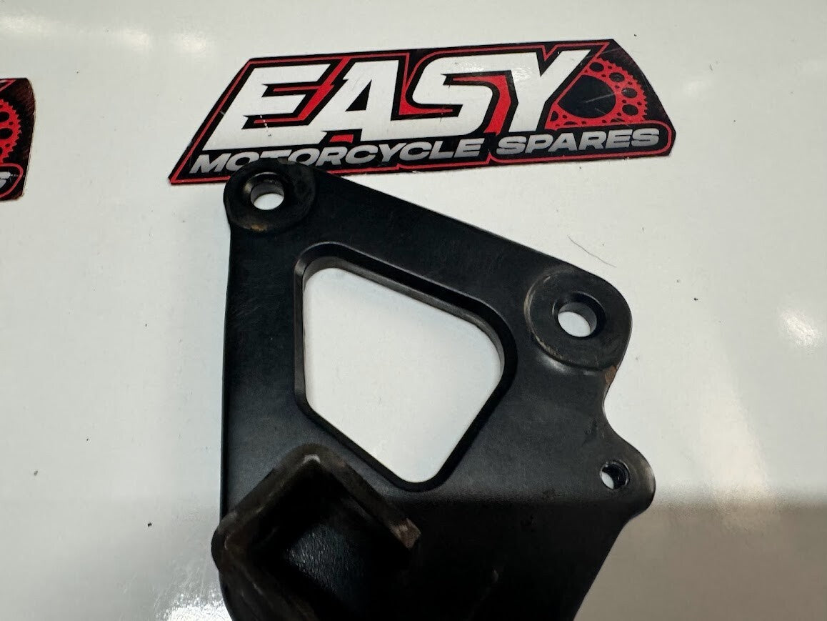 LH Foot Peg Bracket Suzuki GS 500 04-06 2006 43520-01D00-YCH