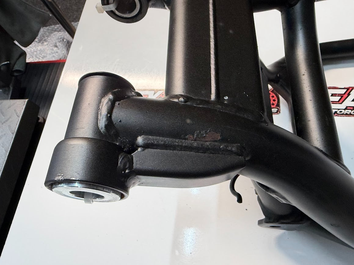Swingarm Kawasaki Ninja 650L 2012-2016 OEM 33001-0586 Swing Arm