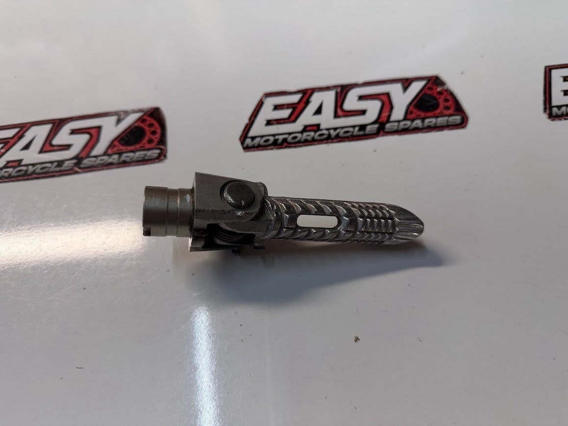 RH Riders Foot Peg Suzuki GSXR 1000 2005-2008 OEM 43516-41G00