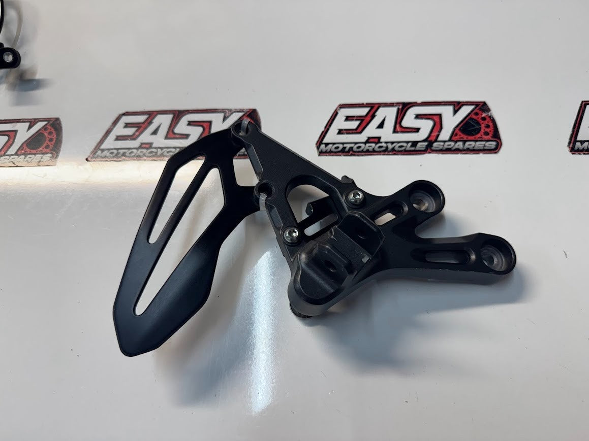 Yamaha YZF R7 2022-2025 RH Foot Peg Bracket Rear Set OEM Genuine BEB-27443-00