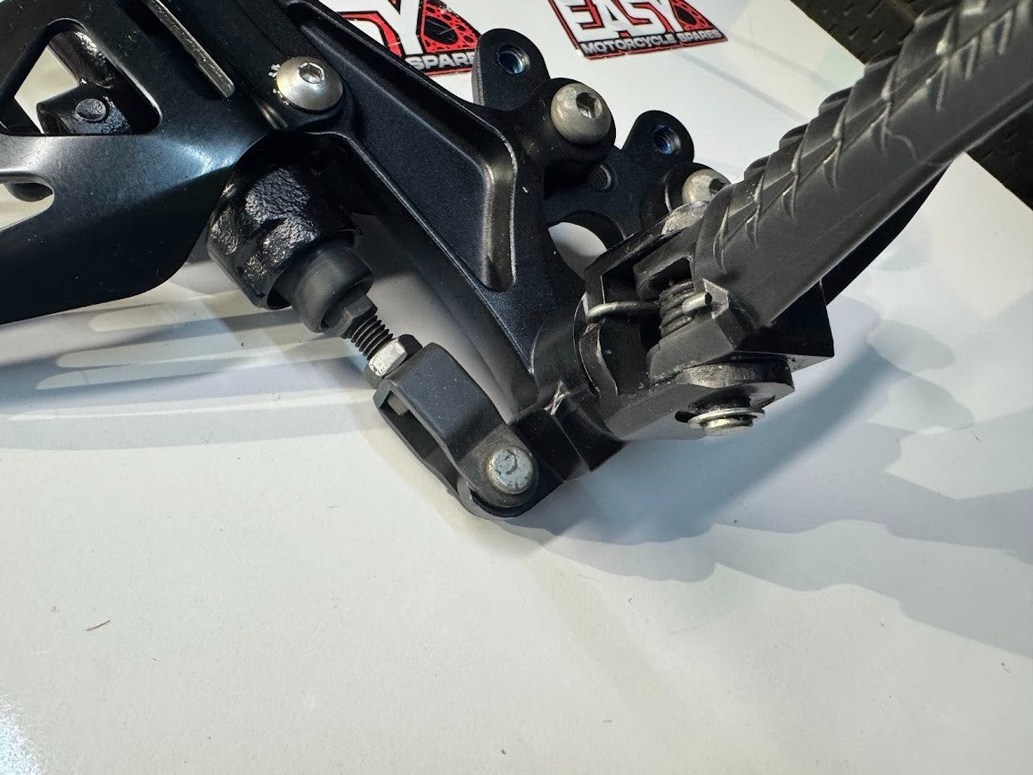 Suzuki GSXR 1000 2015-2016 RH Rear Set Foot Rest Peg Complete OEM 43541-47H10