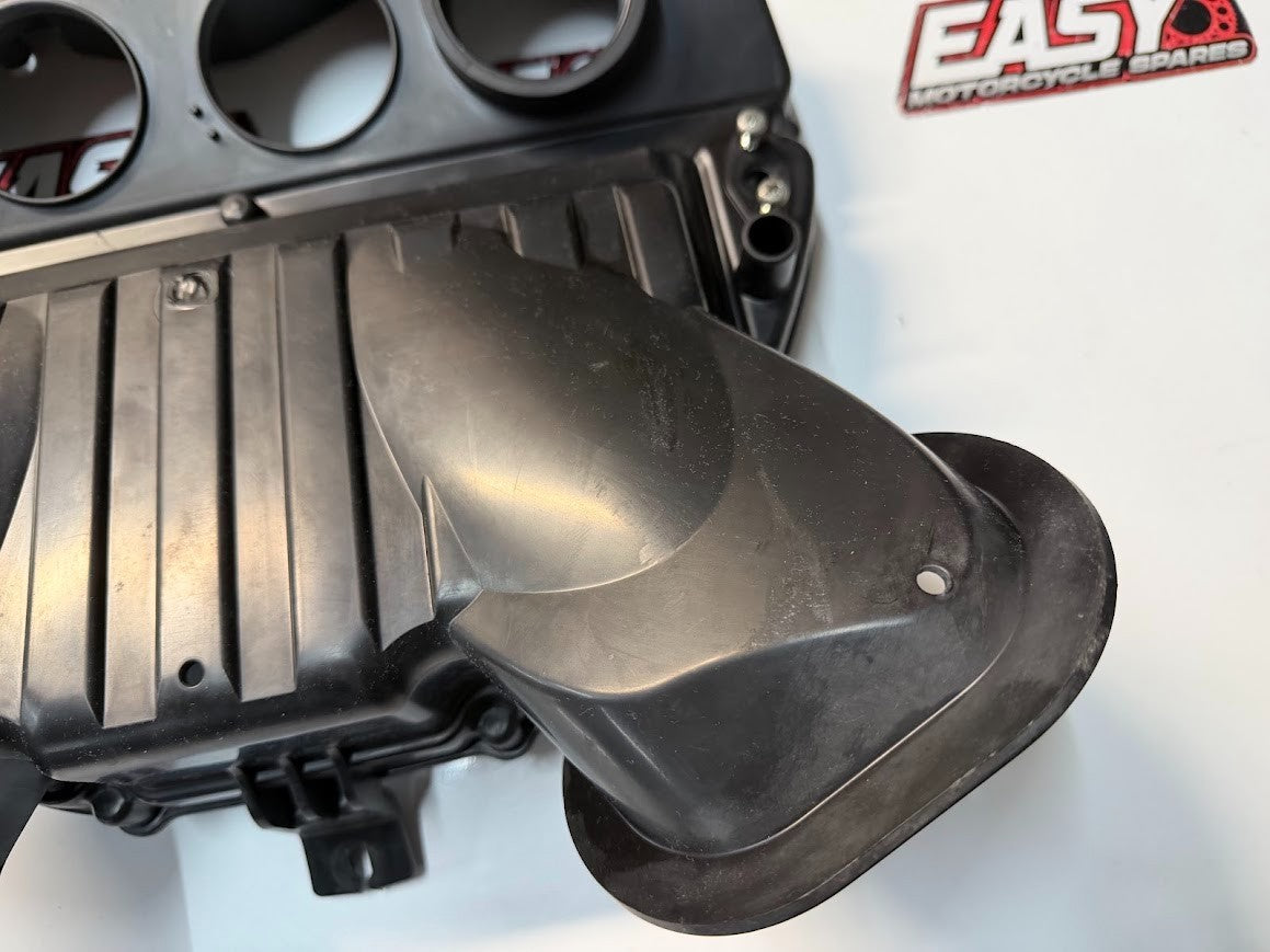 Airbox Cleaner Case Lower Suzuki GSXR 1000 2007-2008 OEM 13700-21H00 #1