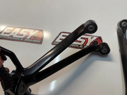 Pillion Peg & Bracket Pair Assembly Suzuki GSXR 1000 2005-2006 OEM 43700-41G00