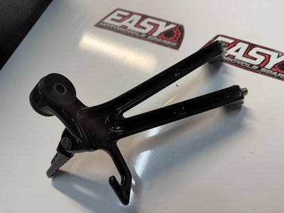 Pillion Peg & Bracket Pair Assembly Suzuki GSXR 1000 2005-2006 OEM 43700-41G00