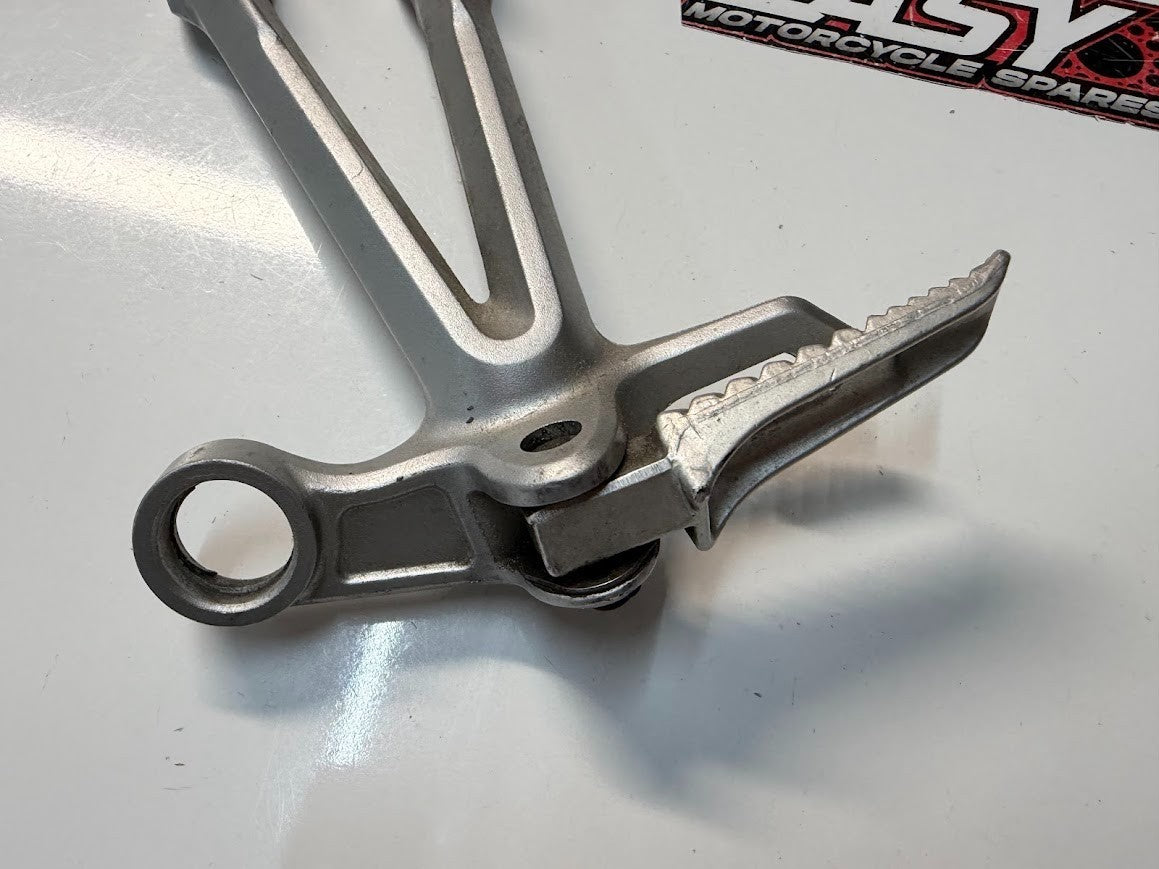 LH Pillion Peg Bracket Suzuki GSXR 1000 2007-2008 OEM 43700-21H00