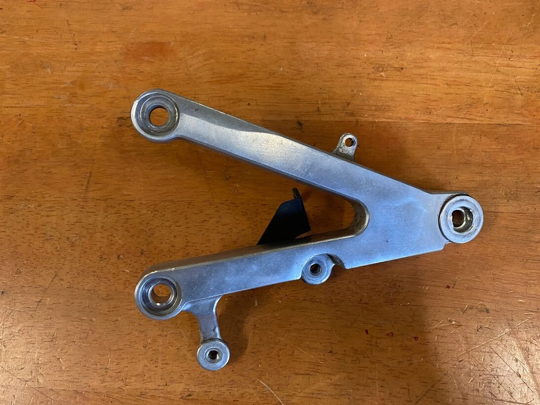 RH Foot Peg Bracket Yamaha R1 00-01 2000 5JJ-27443-00-00