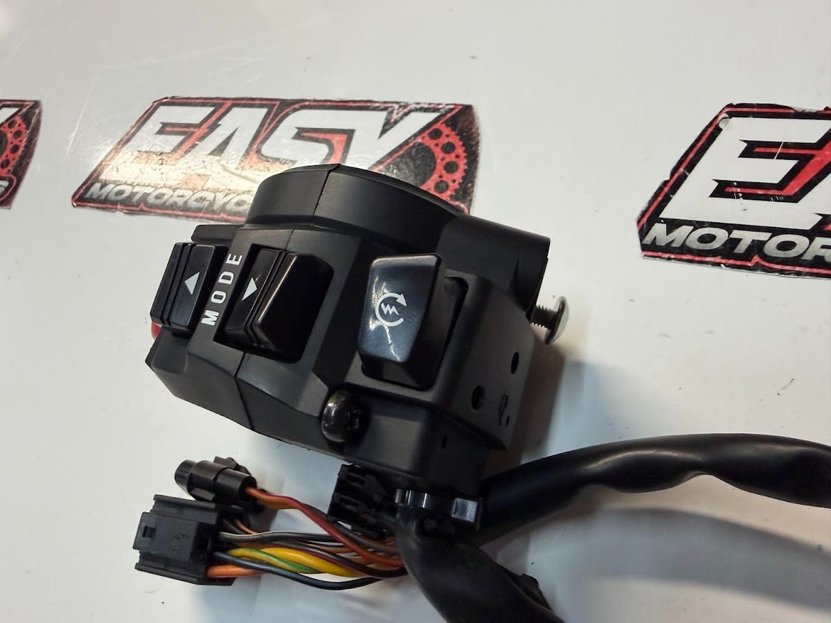 RH Switch Block Controls Suzuki GSXR 1000 2007-2008 OEM 37200-21H01