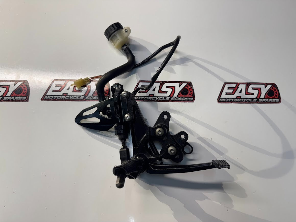 Suzuki GSXR 1000 2015-2016 RH Rear Set Foot Rest Peg Complete OEM 43541-47H10