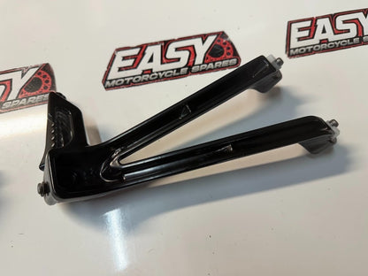 Pillion Peg & Bracket Pair Assembly Suzuki GSXR 1000 2005-2006 OEM 43700-41G00