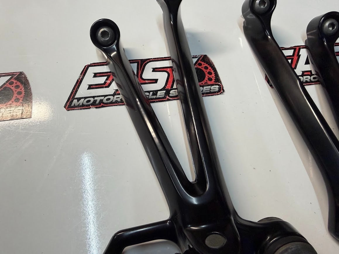 Pillion Peg & Bracket Pair Assembly Suzuki GSXR 1000 2005-2006 OEM 43700-41G00
