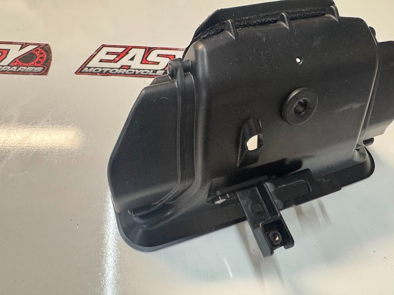 Yamaha YZF R1 2015-2019 Centre Ram Intake Duct 4 OEM Genuine 2CR-2838U-00