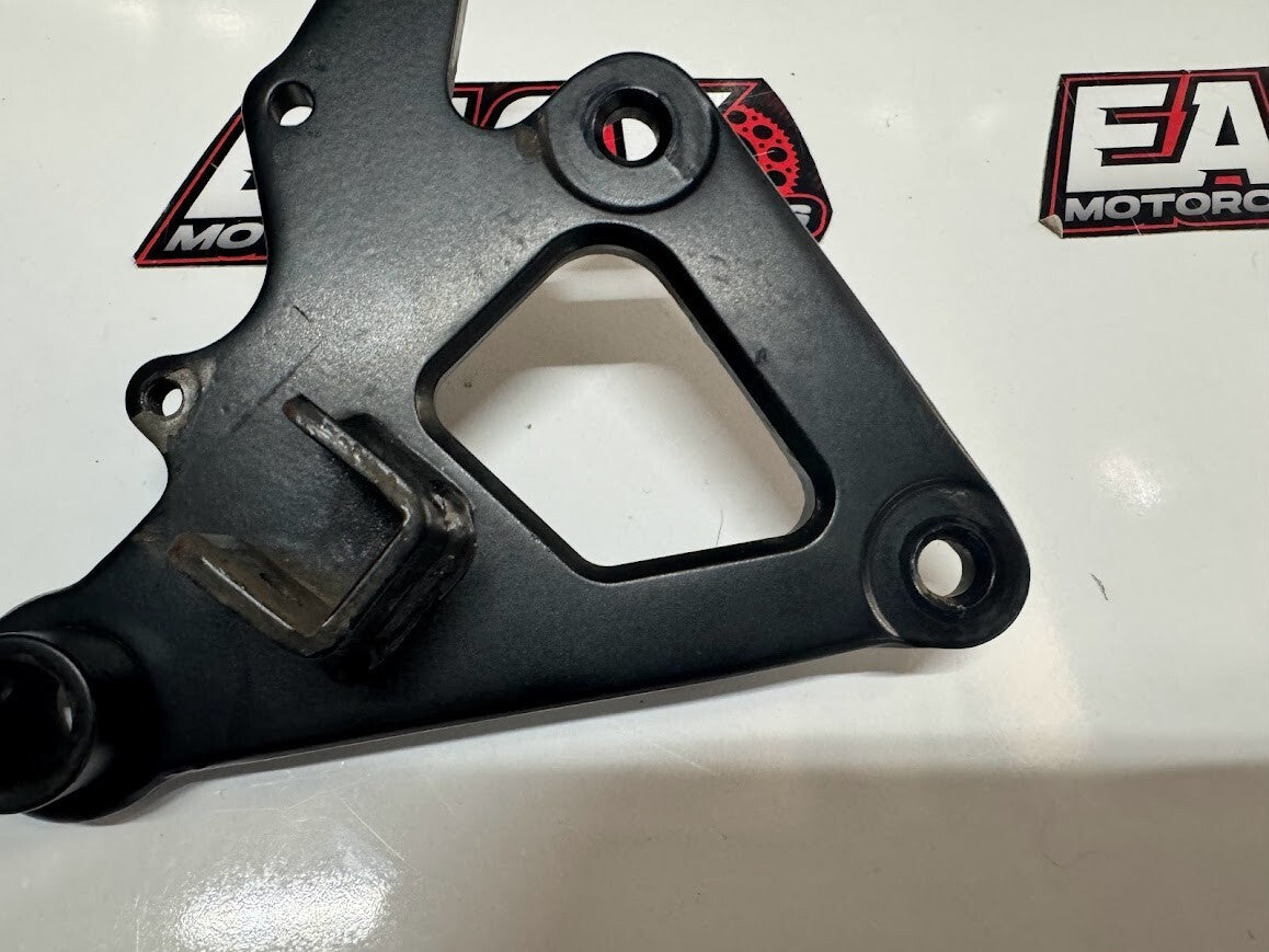 RH Foot Peg Bracket Suzuki GS 500 04-09 2006 43510-01D00-ENM