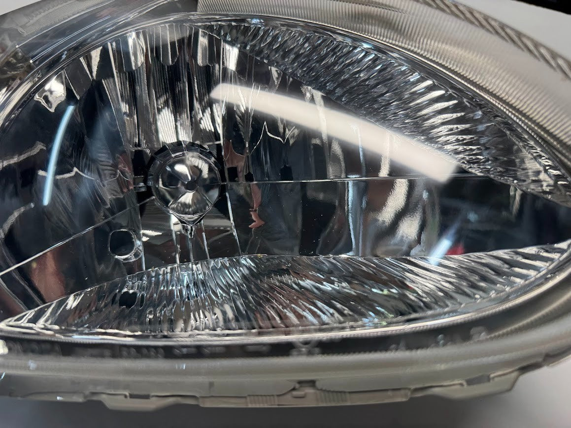 RH Headlamp Unit Assy 81130-52310 Toyota Echo 4 door sedan 8/02-9/05 NEW