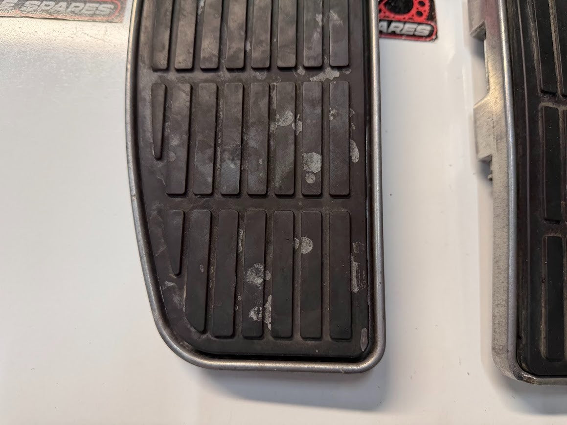Rider Foot Rests Suzuki Boulevard C109R VLR 1800 T 2008-2014 OEM 43501-10F12