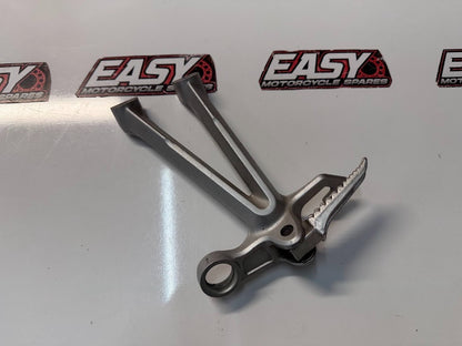LH Pillion Peg Bracket Suzuki GSXR 1000 2007-2008 OEM 43700-21H00
