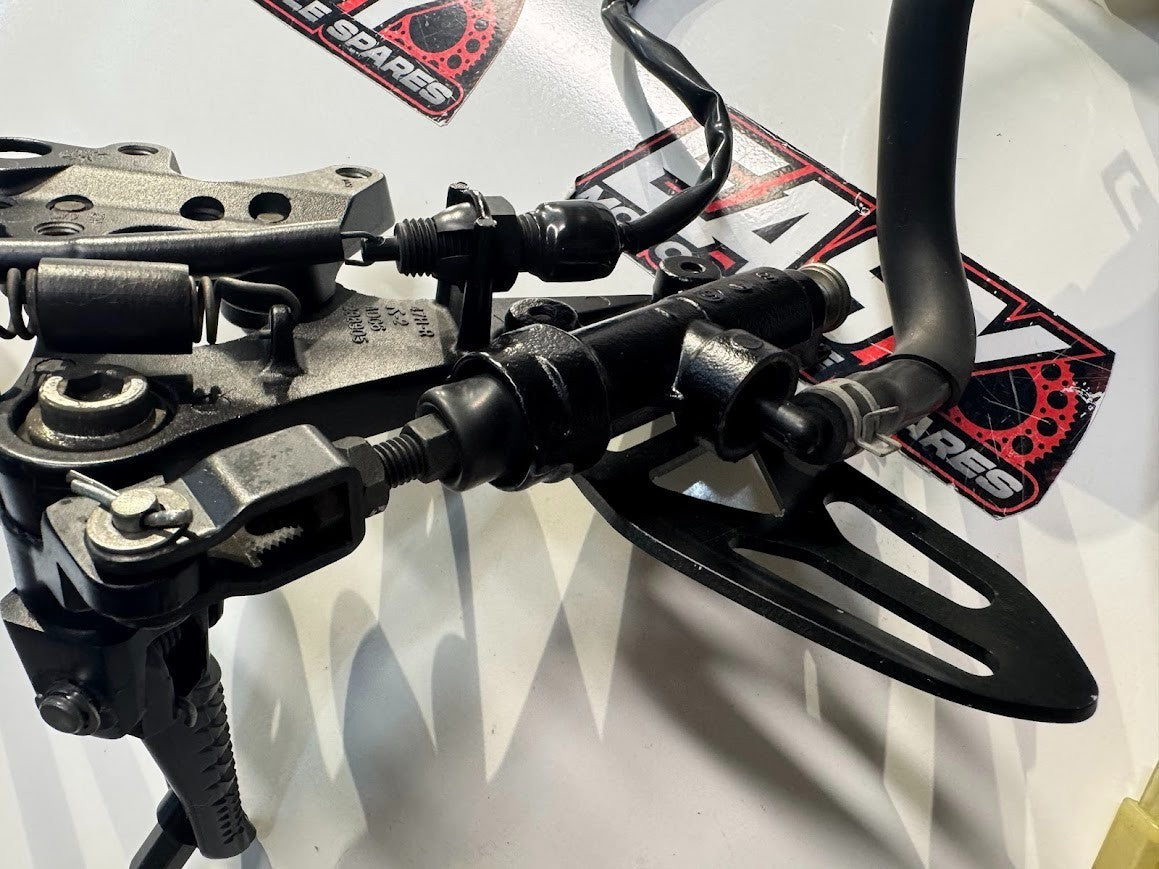 Suzuki GSXR 1000 2015-2016 RH Rear Set Foot Rest Peg Complete OEM 43541-47H10