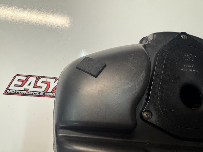 Suzuki VL 1500 Intruder 1998-2004 Airbox Cleaner Assy OEM Genuine 13700-10F01