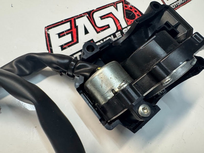 Yamaha YZF R1 2020-2025 RH Half Switch Block Throttle OEM Genuine B3L-8291R-03