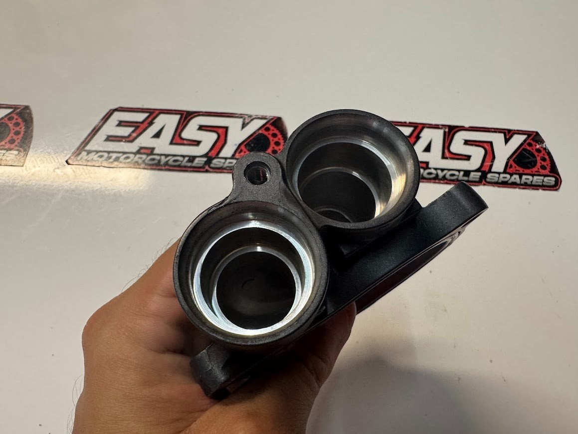 Yamaha YZF R7 2022-2025 Water Pump Housing Cover OEM Genuine 1WS-12422-10