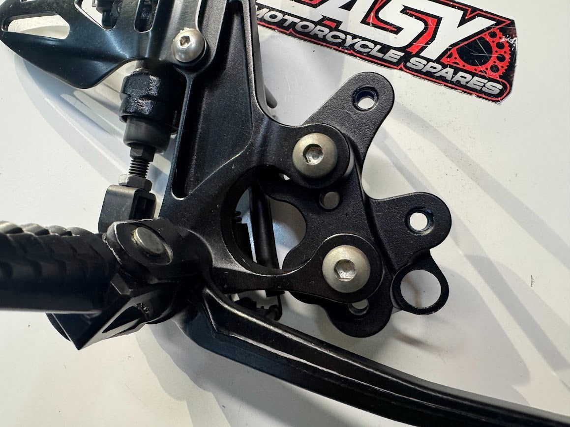 Suzuki GSXR 1000 2015-2016 RH Rear Set Foot Rest Peg Complete OEM 43541-47H10